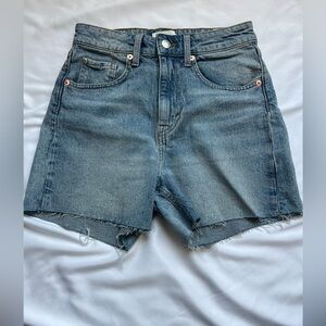 H&M Jean Shorts Frayed Hem Women’s size 4 NWT